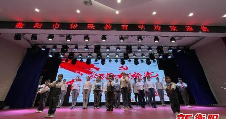 救护车被困冰雪中,交警紧急开辟生命通道