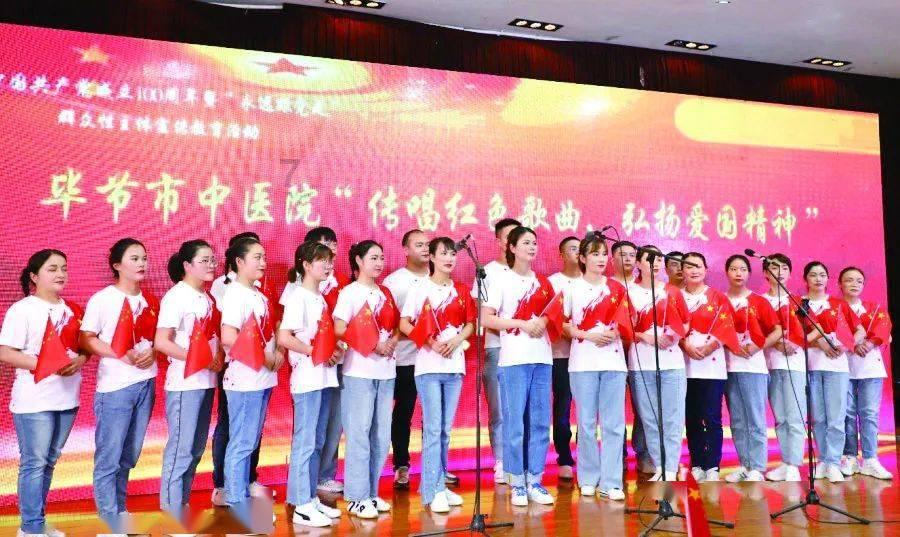 王阳一家三口现身机场 女儿穿粉色外套软糯可爱